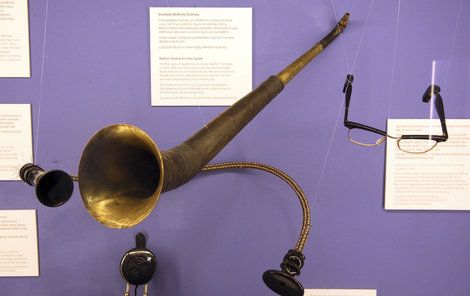 1874 Sluchadlo Bedřicha Smetany, když se u něj projevily první příznaky hluchoty. Tehdejší léčba, podstupoval takzvanou elektrizaci, nebyla úspěšná. Například cyklus šesti symfonických básní Má vlast již skládal zcela hluchý.