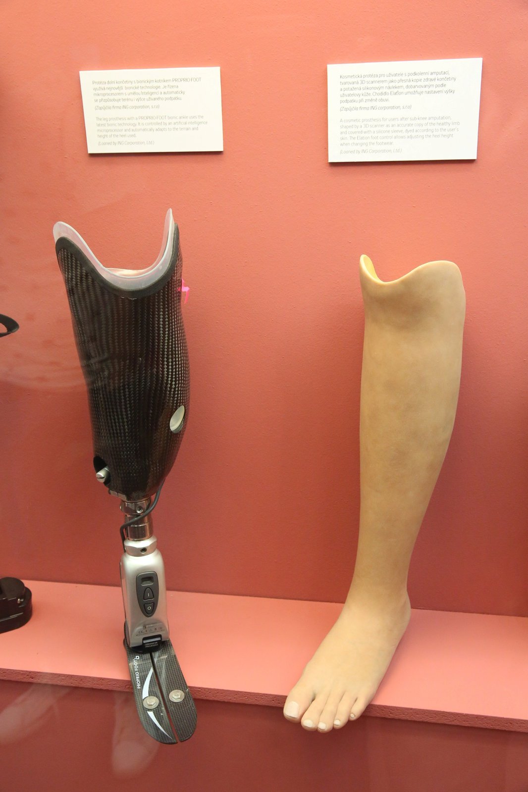 DNES Protézy se vyrábí 3D scannerem, který vytvoří přesnou kopii zdravé končetiny a ta se potáhne silikonovým návlekem a dobarví podle barvy kůže uživatele.