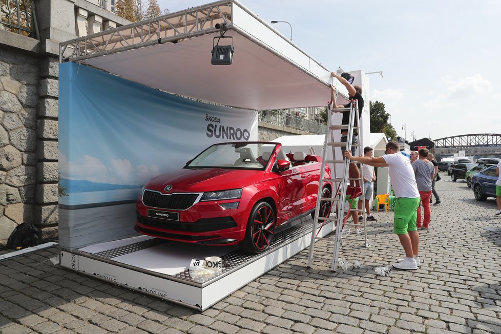 Takto vypadá výstava Auta na náplavce - rok 2019. Tentokrát je k vidění 28 značek aut.