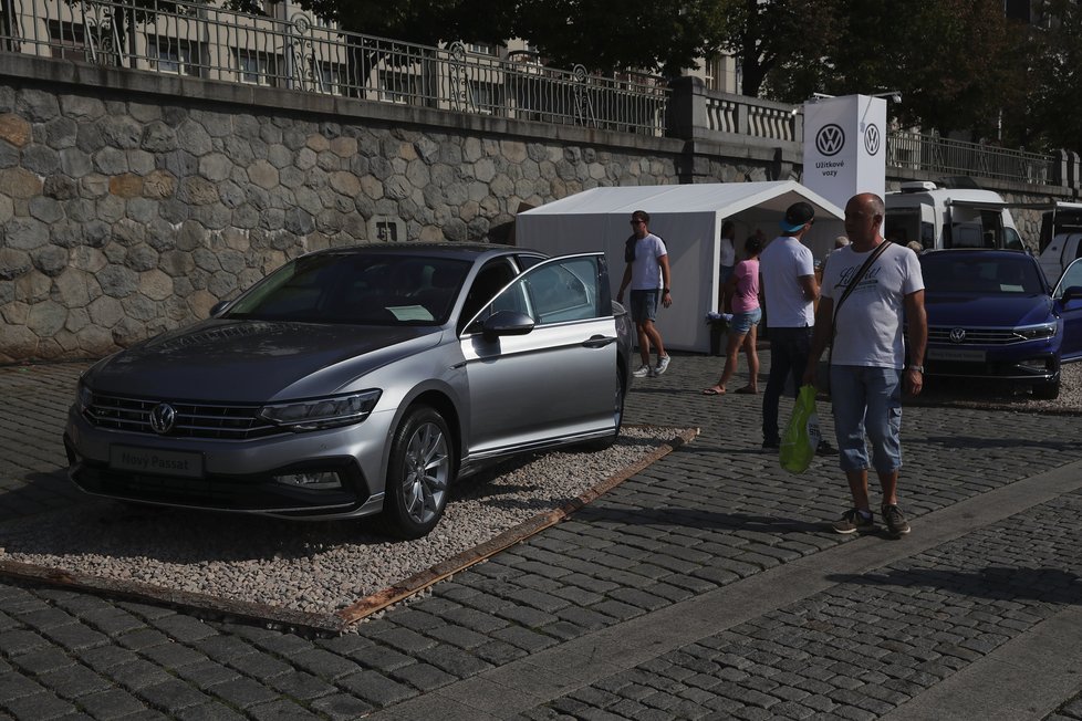 Takto vypadá výstava Auta na náplavce - rok 2019. Tentokrát je k vidění 28 značek aut.