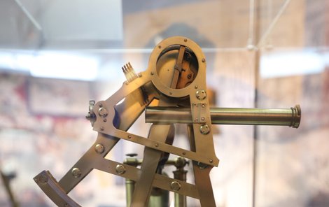 Neobvyklý zrcadlový sextant uložený ve stativu a s třínožkou císaře Napoleona sestrojil v Londýně mechanik Matthew Berge kolem roku 1800.