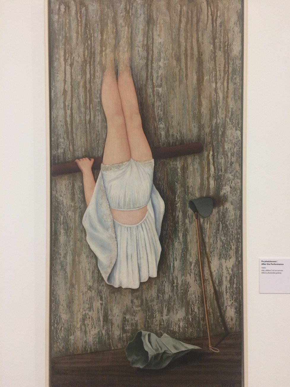 Celosvětově známá malířka Toyen, pražská rodačka, je na výstavě zastoupena hned pěti obrazy. Tento se jmenuje Po představení, vznikal v roce 1943.