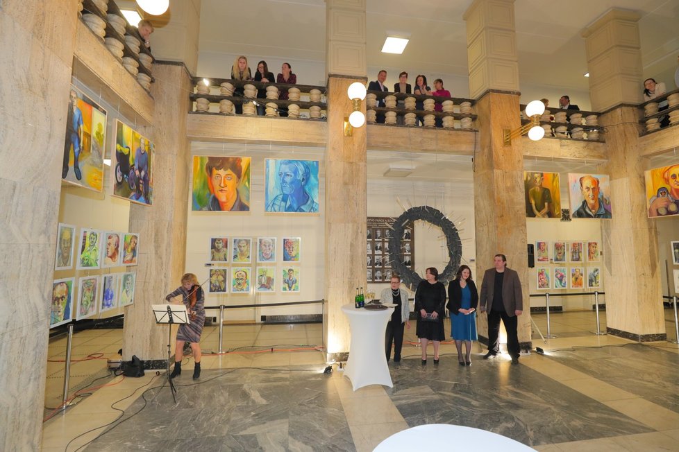 Výstava se uskutečnila v budově ministerstva práce a sociálních věcí.