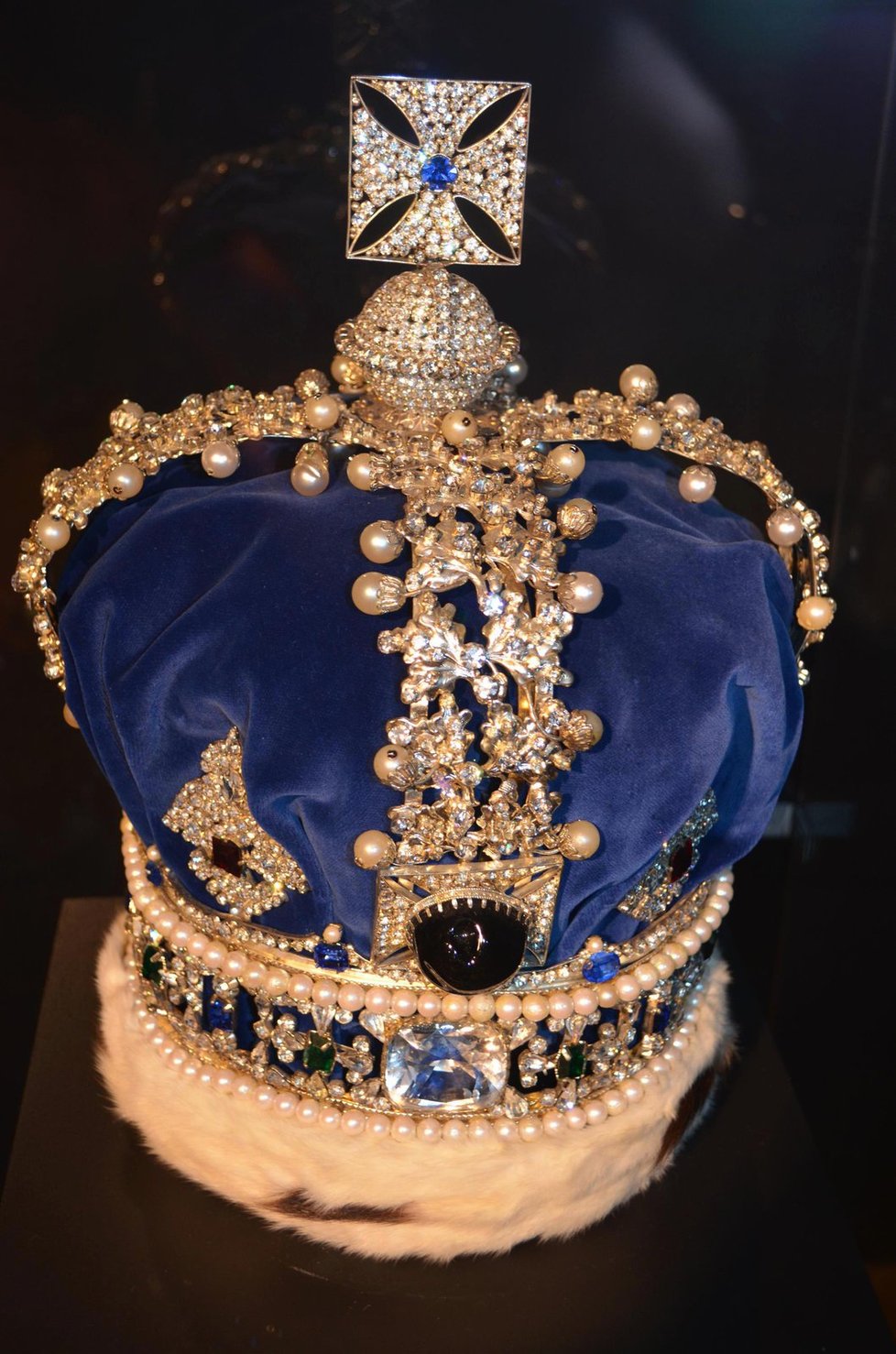 Britská státní koruna s 3 tisíci diamanty. Diamant „Druhá africká hvězda“ má 317 karátů, originál je uložen v Toweru.