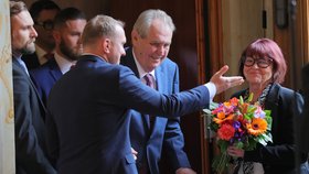 Prezident Miloš Zeman předává květinu kurátorce výstavy 1989: Pád železní opony Daniele Mrázkové.