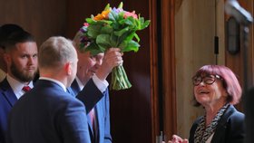 Prezident Miloš Zeman předává květinu kurátorce výstavy 1989: Pád železní opony Daniele Mrázkové.