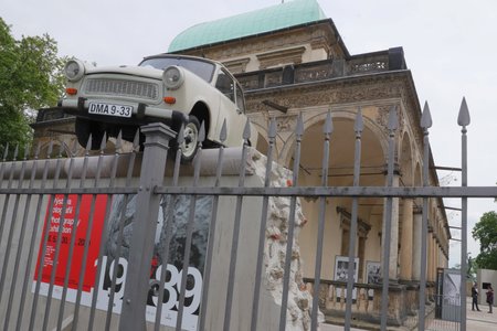 Výstava fotografií přibližuje, jak pád režimu probíhal i v jiných zemích. Připomíná především krvavé konflikty v Rumunsku a Bulharsku.