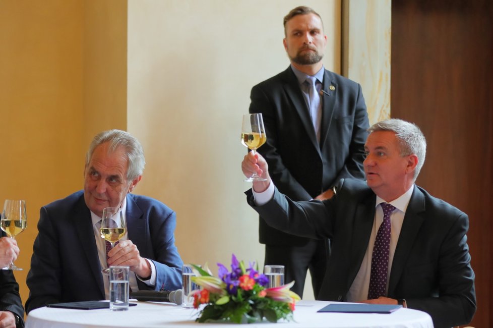 Prezident Miloš Zeman je vášnivý milovník cigaret i alkoholu.