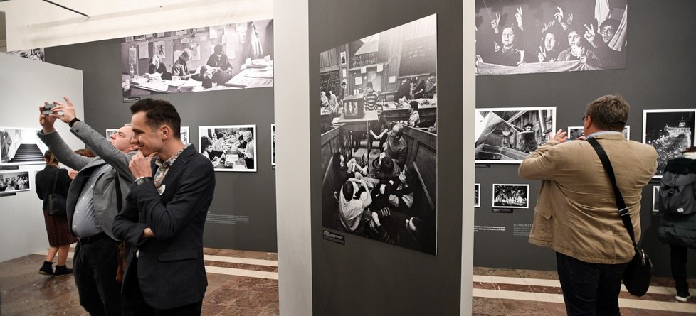 Výstava fotografií přibližuje, jak pád režimu probíhal i v jiných zemích. Připomíná především krvavé konflikty v Rumunsku a Bulharsku.