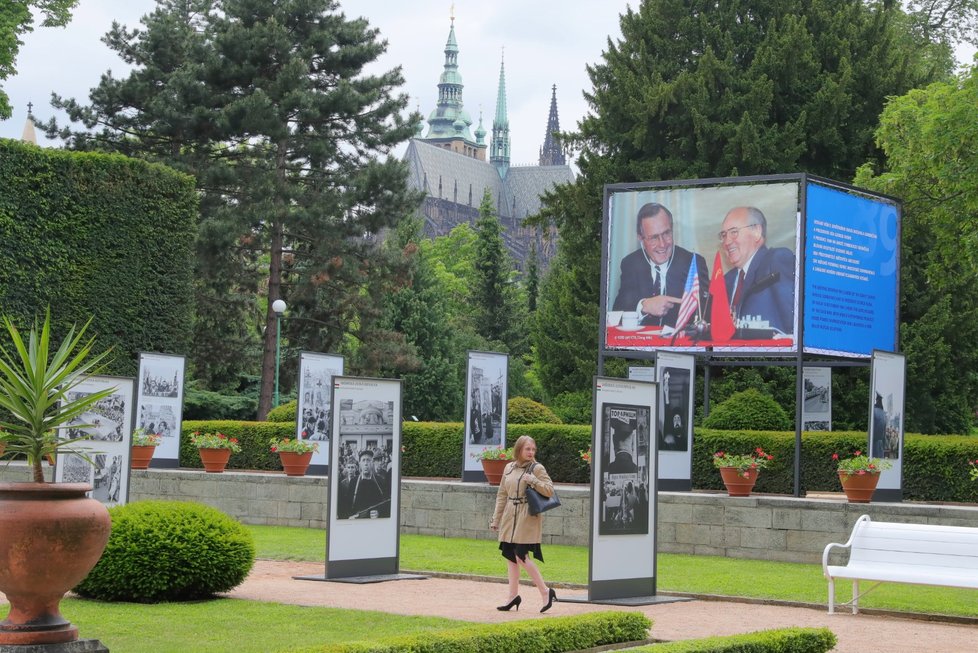 Výstava fotografií přibližuje, jak pád režimu probíhal i v jiných zemích. Připomíná především krvavé konflikty v Rumunsku a Bulharsku.