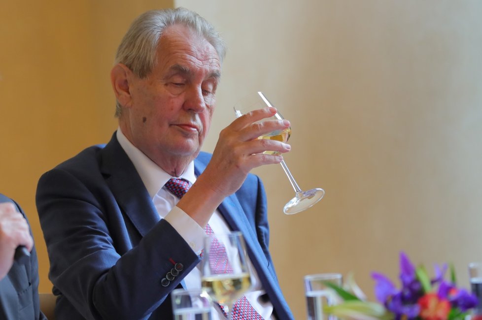 Prezident Miloš Zeman je vášnivý milovník cigaret i alkoholu.