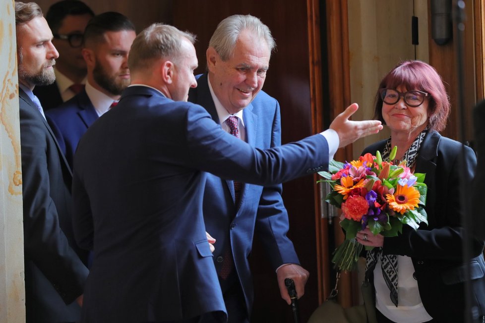 Prezident Miloš Zeman předává květinu kurátorce výstavy 1989: Pád železní opony Daniele Mrázkové