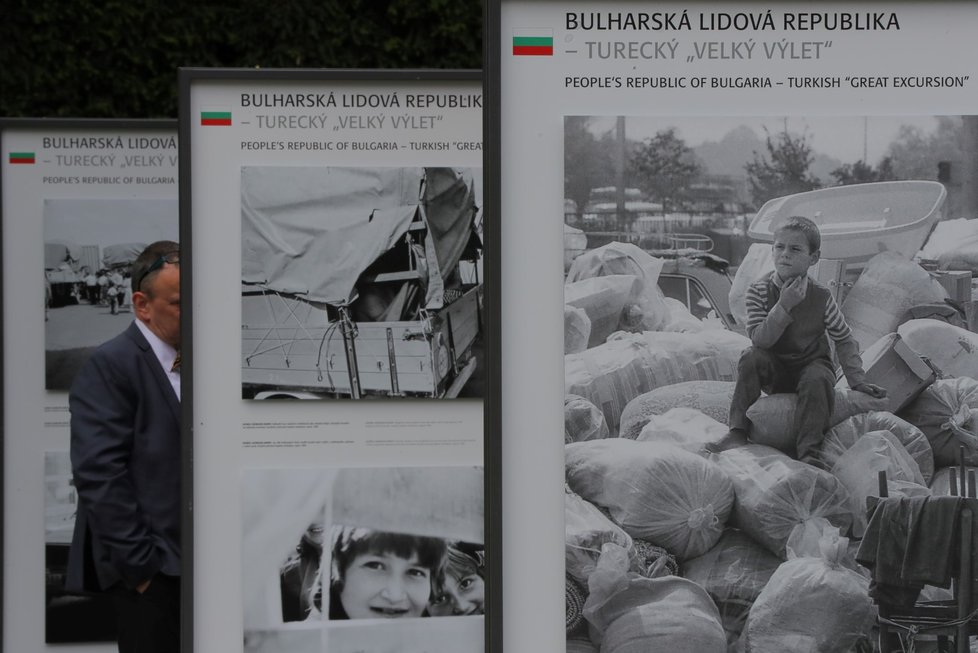 Výstava fotografií přibližuje, jak pád režimu probíhal i v jiných zemích. Připomíná především krvavé konflikty v Rumunsku a Bulharsku
