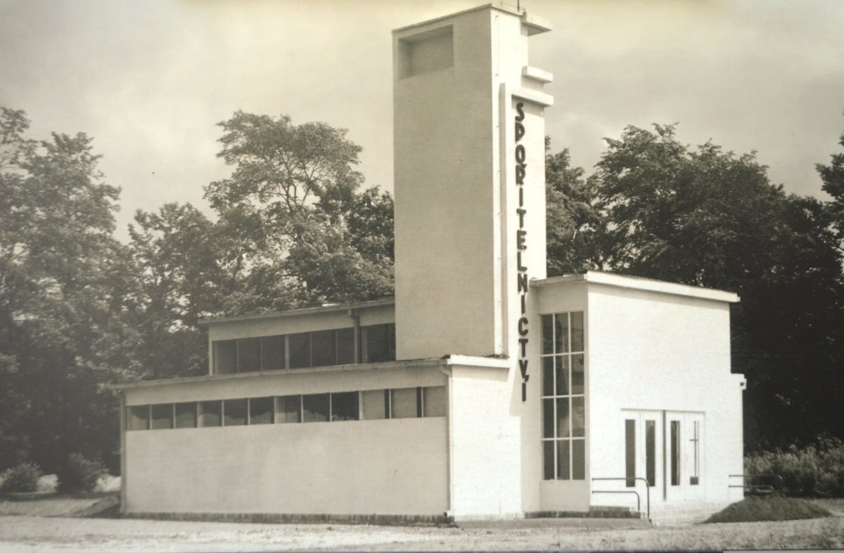 Pavilony jednotlivých vystavovatelů byly dřevěné, časem postupně zchátraly...