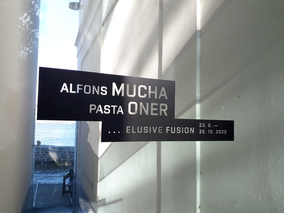 Výstava Elusive Fusion vedle sebe postavila dílo Alfonse Muchy a současného tvůrce Pasty Onera.