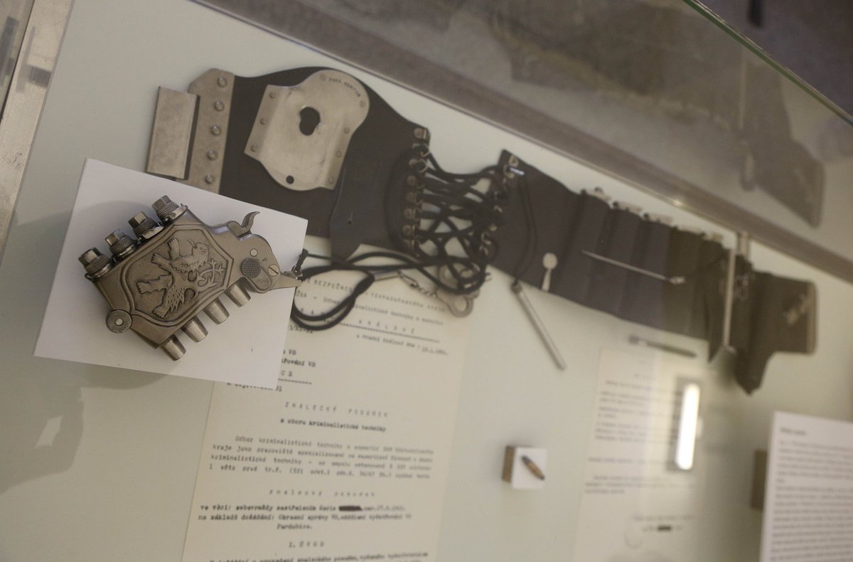 Střílející opasek Unikátní zbraň vytvořil jakýsi K. P. narozený roku 1921. V roce 1991 v Pardubicích spáchal sebevraždu. Jeho zbraně jsou stále funkční. Střely speciálních nábojů mají průraznost malorážkové pistole.