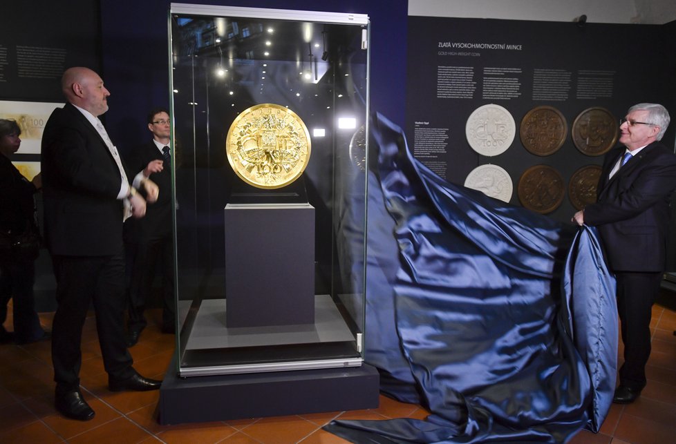 Druhou největší zlatou minci na světě představili 31. 1. 2019 na Pražském hradě guvernér ČNB Jiří Rusnok a autor návrhu, sochař a medailér Vladimír Oppl