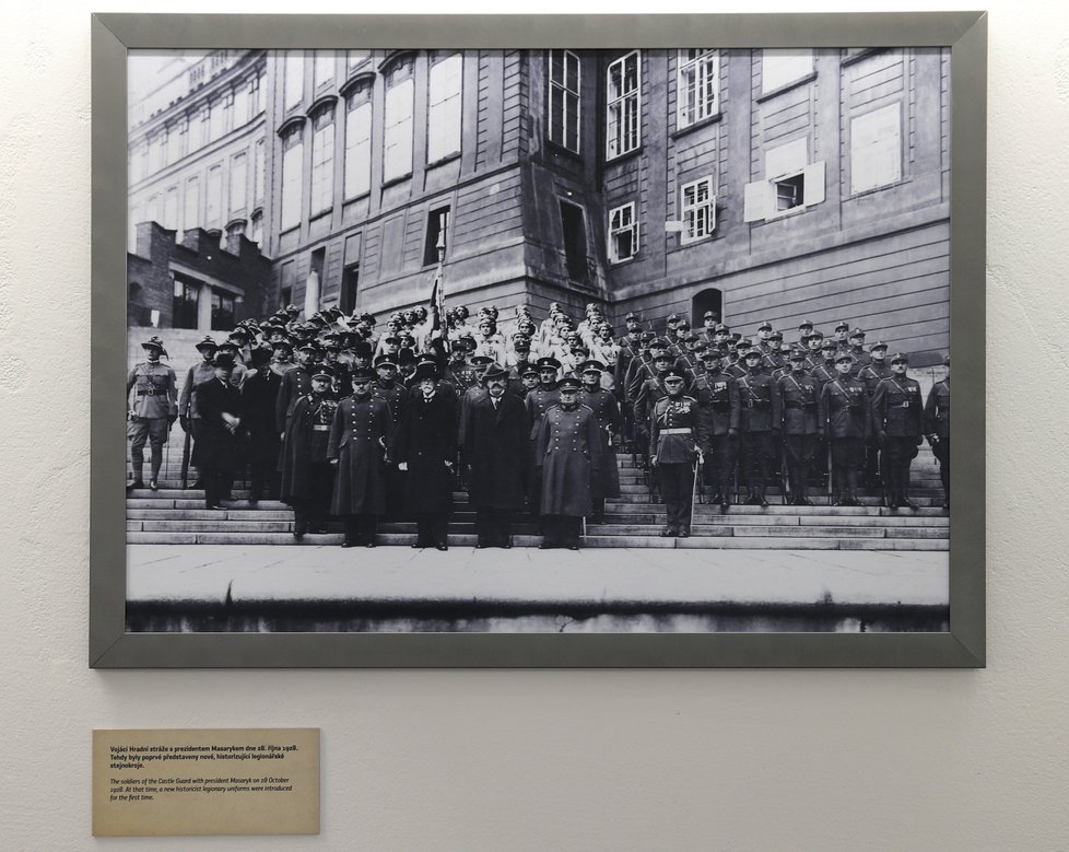 Prezident Masaryk s Hradní stráží při představení historizujících legionářských uniforem 28. října 1929