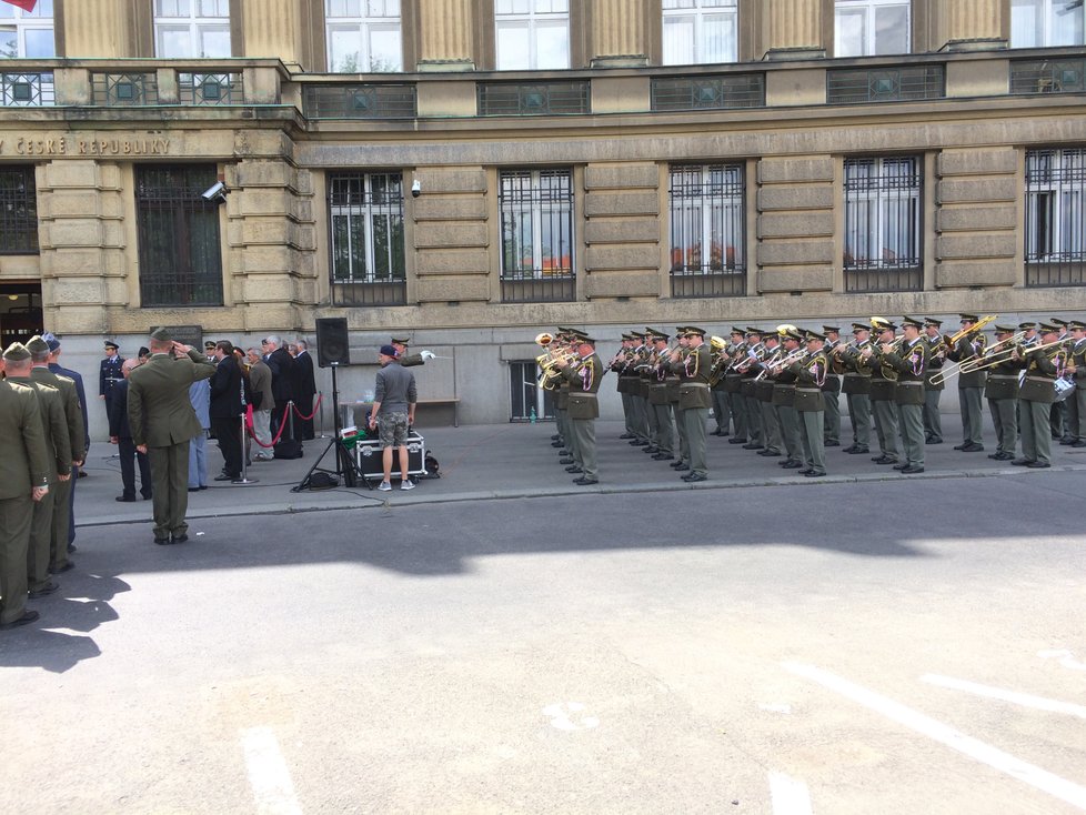 Výstavu Válečný rok 2018 slavnostně zahájila vojenská kapela.