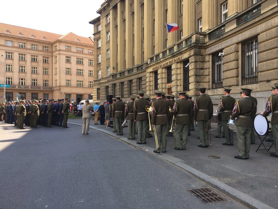 Výstava se veřejnosti představila 10. května přímo před budou Generálního štábu armády ČR. Ještě toho dne se však přemístila k památníku československým vojákům o pár desítek metrů dál k Vítěznému náměstí.