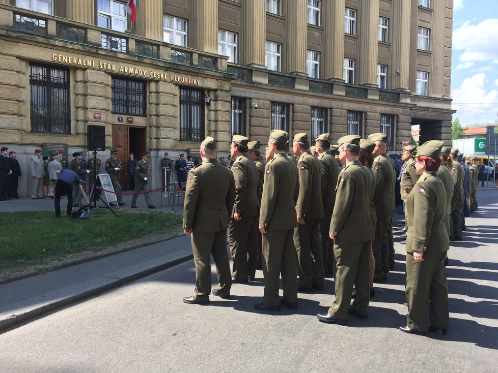 Výstava se veřejnosti představila 10. května přímo před budou Generálního štábu armády ČR. Ještě toho dne se však přemístila k památníku československým vojákům o pár desítek metrů dál k Vítěznému náměstí.