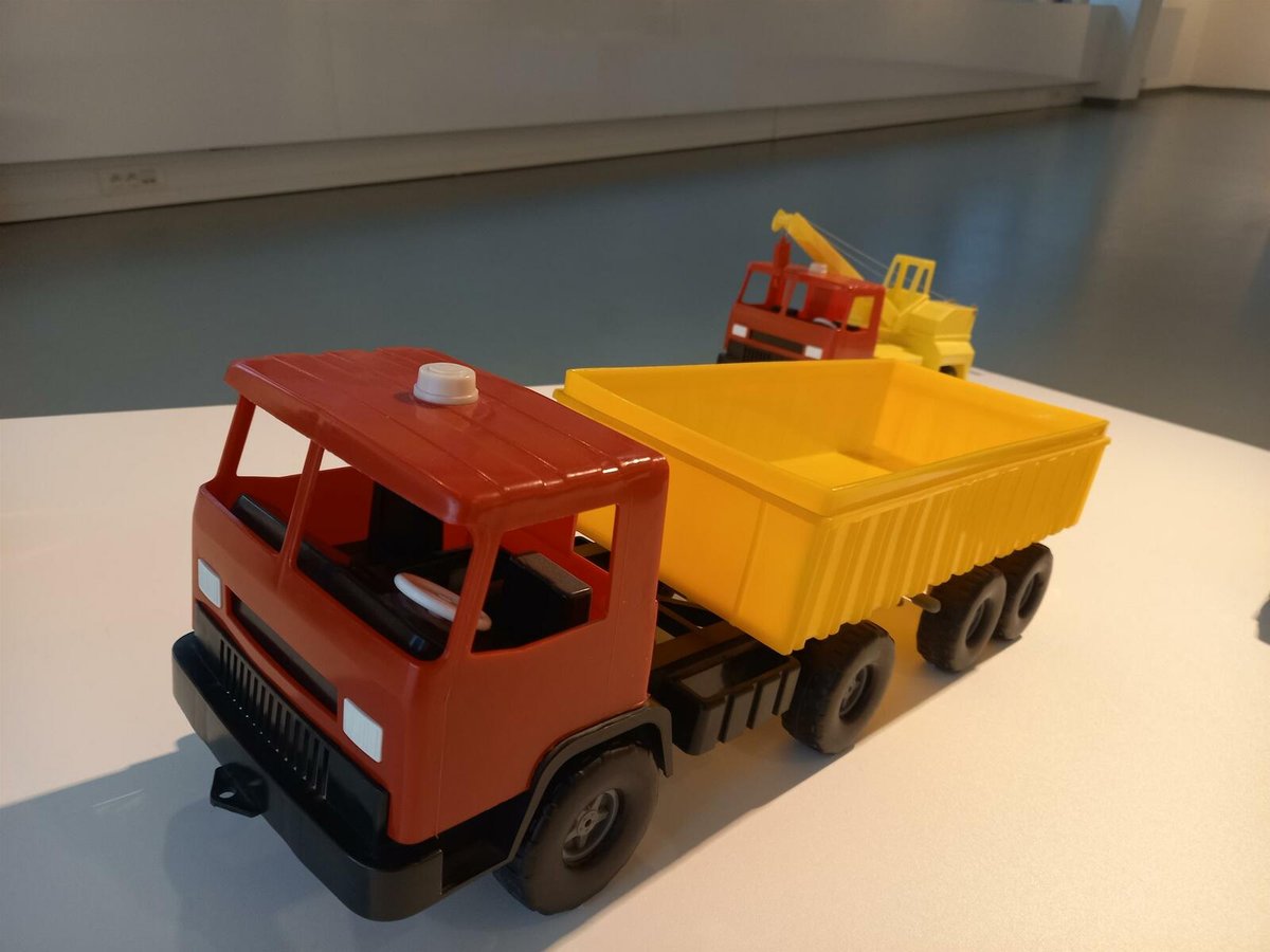 Plastová nákladní dětská auta, která zná snad každý kluk.