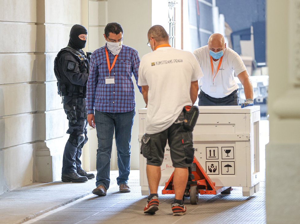 Sošky, sochy, plastiky, reliéfy a jiné předměty, které byly bezpečně uložené v boxech, dorazily do Prahy. Na jejich bezproblematický převoz dohlížely desítky policistů.