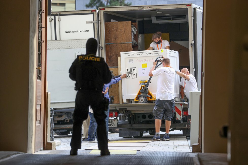 V pátek ráno na bezpečný převoz egyptských artefaktů dohlíželi čeští policisté. Ti také nakrátko zatarasili prostor u Národního muzea, aby nákladní vozy měly kde zaparkovat, aby vykládka artefaktů proběhla bez problémů.