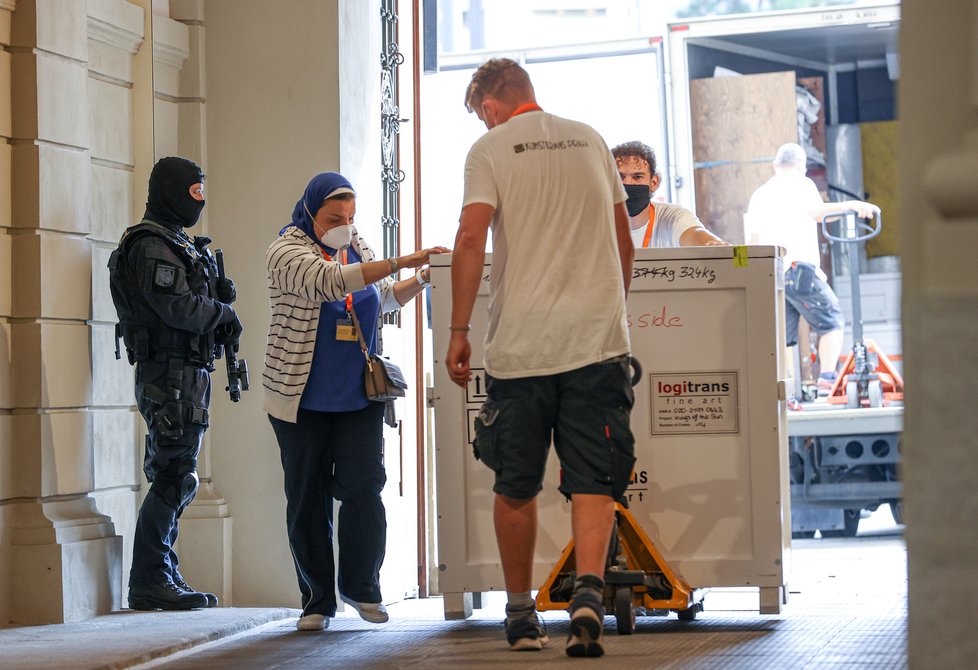 V pátek ráno na bezpečný převoz egyptských artefaktů dohlíželi čeští policisté. Ti také nakrátko zatarasili prostor u Národního muzea, aby nákladní vozy měly kde zaparkovat, aby vykládka artefaktů proběhla bez problémů.