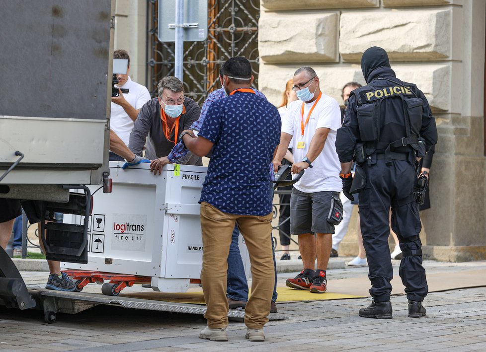 V pátek ráno na bezpečný převoz egyptských artefaktů dohlíželi čeští policisté. Ti také nakrátko zatarasili prostor u Národního muzea, aby nákladní vozy měly kde zaparkovat, aby vykládka artefaktů proběhla bez problémů.