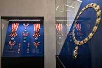 Prezident Zeman otevřel výstavu o státních vyznamenáních. Na Hradě bude dlouhodobě