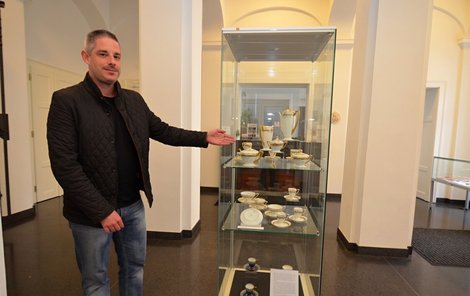 Kurátor Marcel Paška představuje porcelánovou sadu z Titaniku.