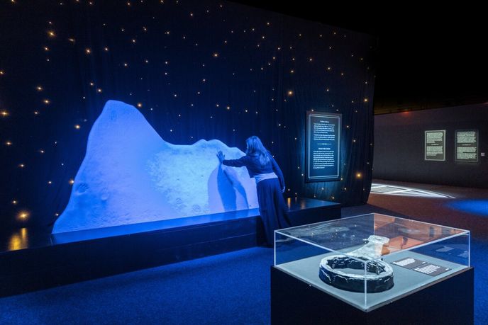 Součástí výstavy je i skutečný ledovec. Součástí výstavy je i skutečný ledovec.