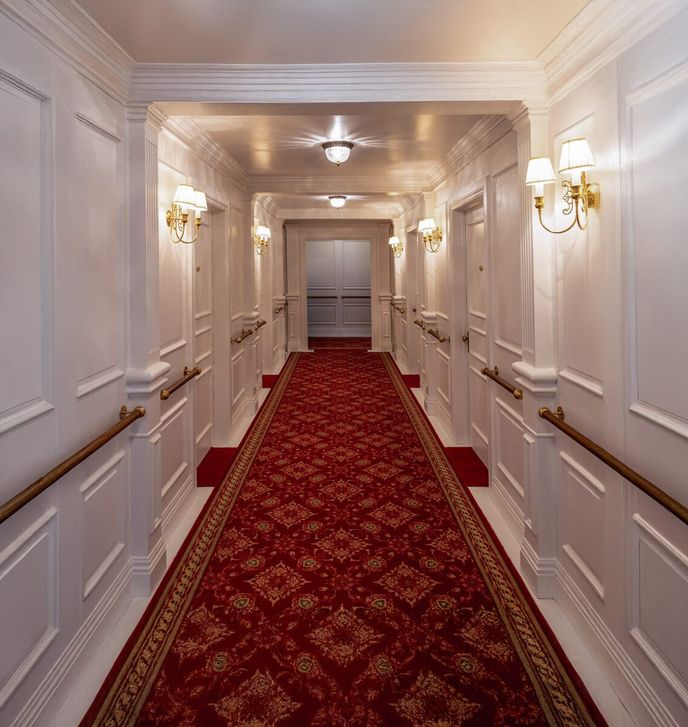 Návštěvníci se mohou projít chodbami lodi. Návštěvníci se mohou projít chodbami lodi.