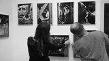 Šest velikánů fotografie na jedné výstavě. Pražští Lidé a život se ukazují v Topičově salonu