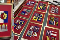 Symbol ukrajinského vděku protkaný korálky: Výtvarnice vytvořily neobyčejné ztvárnění českých erbů