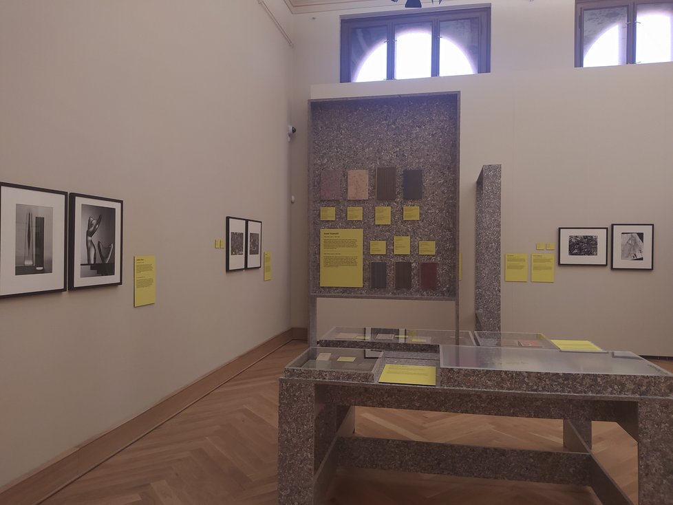 Uměleckoprůmyslové museum v Praze představuje průřez historií Státní grafické školy, nyní Vyšší odborné grafické školy a Střední průmyslové školy grafické v Hellichově ulici. K vidění je 560 nejrůznějších uměleckých děl studentů i učitelů napříč několika obory.