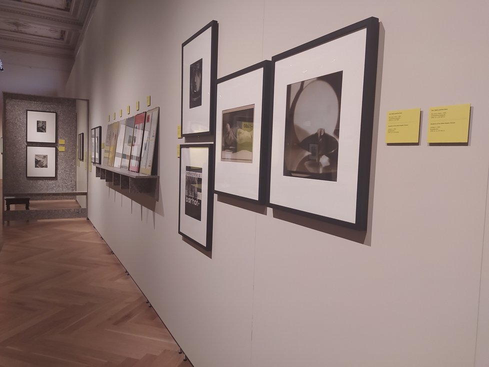 Uměleckoprůmyslové museum v Praze představuje průřez historií Státní grafické školy, nyní Vyšší odborné grafické školy a Střední průmyslové školy grafické v Hellichově ulici. K vidění je 560 nejrůznějších uměleckých děl studentů i učitelů napříč několika obory.