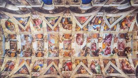 Dechberoucí malba na stropě Sixtinské kaple Apoštolského paláce ve Vatikánu od Michelangela Buonarrotiho (1475–1564), jak ji vidí lidé na místě.