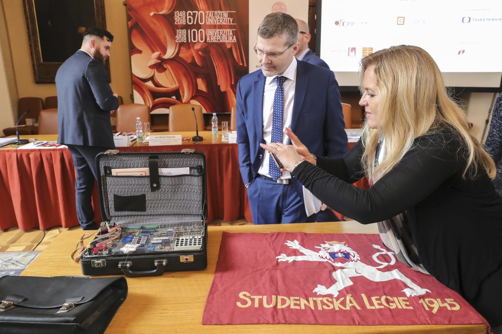 Vlajka Studentské legie z roku 1945. Její členové se uplatnili především jako zpravodajci, ale zasáhli také přímo do bojů na barikádách.