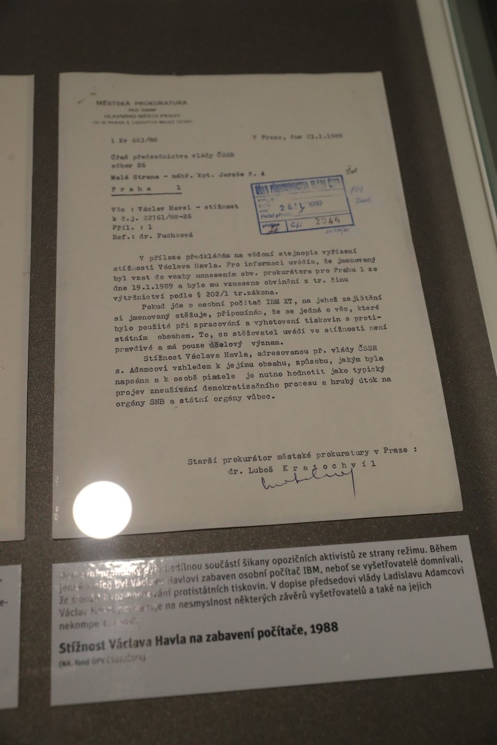 Z výstavy Havel na Hrad - Příběh roku 1989. Návštěvníci se mohou seznámit s řadou zajímavostí, jako třeba Havlův počítač, jeho osobní spis, stejnokroj, který vězni v té době nosili.