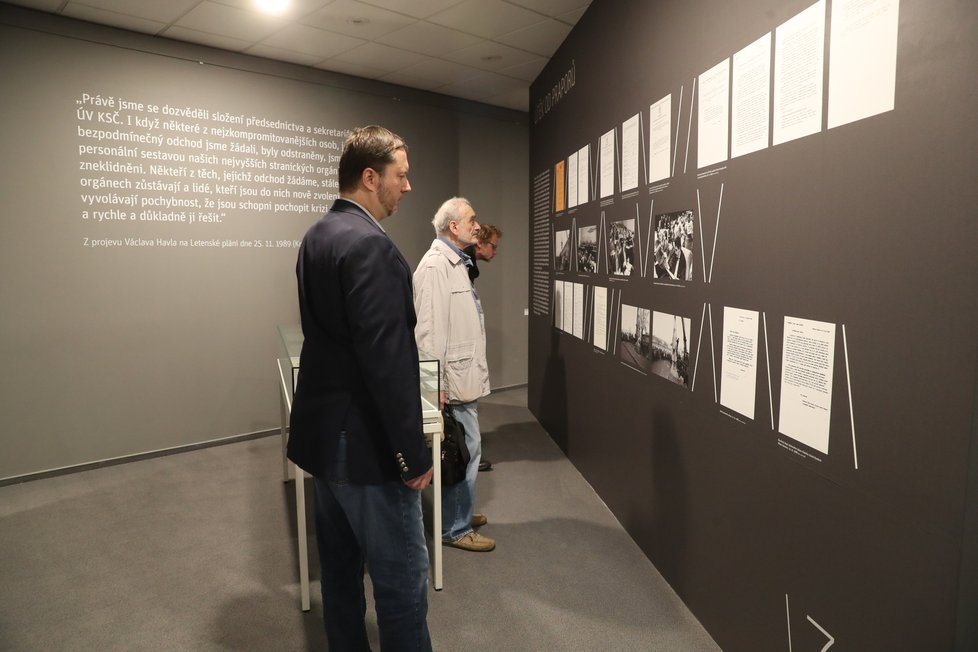 Z výstavy Havel na Hrad - Příběh roku 1989. Návštěvníci se mohou seznámit s řadou zajímavostí, jako třeba Havlův počítač, jeho osobní spis, stejnokroj, který vězni v té době nosili.