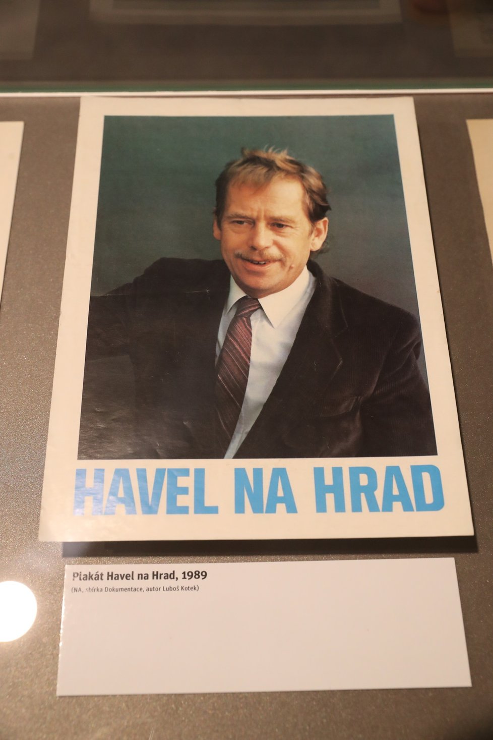 Z výstavy Havel na Hrad - Příběh roku 1989. Návštěvníci se mohou seznámit s řadou zajímavostí, jako třeba Havlův počítač, jeho osobní spis, stejnokroj, který vězni v té době nosili.