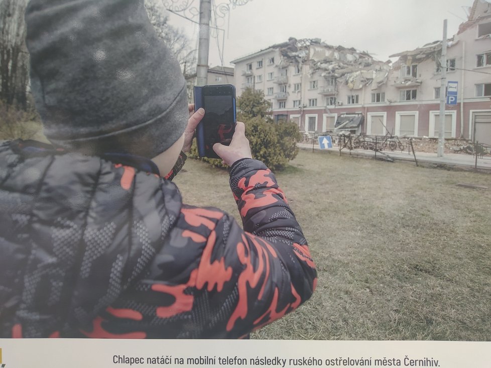 Fotografie ve skleněných panelech znázorňují krutou realitu devastované Ukrajiny a především syrový a nešťastný život tamních dětí.