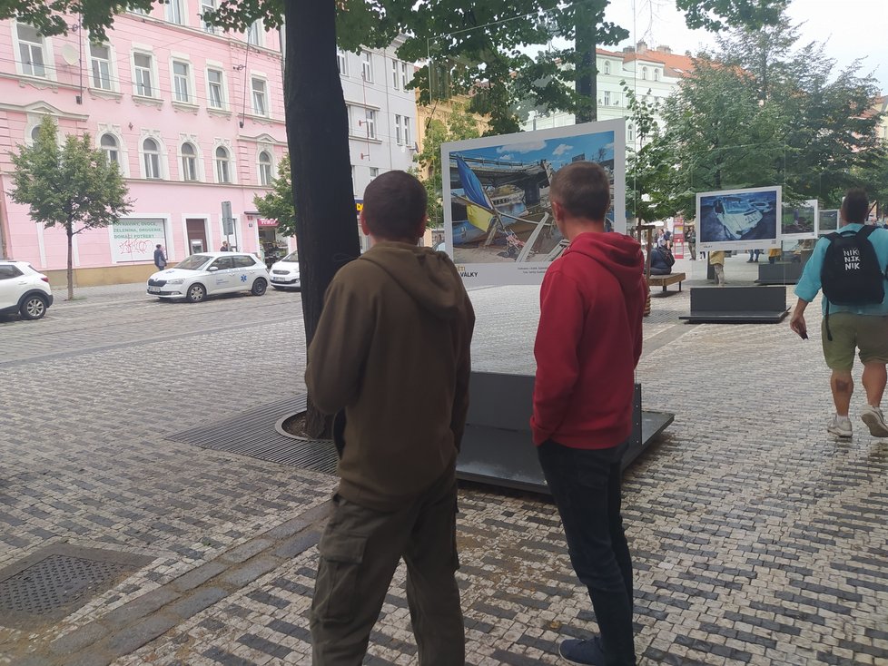 Kolemjdoucí, ale i lidé čekající na tramvaj, zaujaly fotografie hned v první den výstavy.