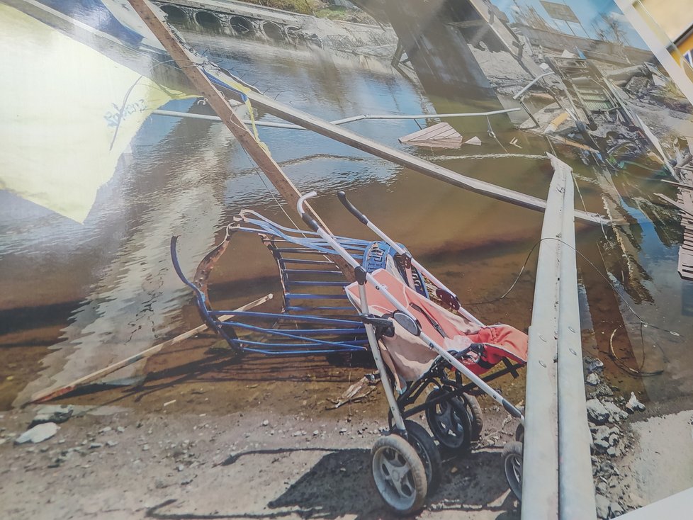 Fotografie ve skleněných panelech znázorňují krutou realitu devastované Ukrajiny a především syrový a nešťastný život tamních dětí.