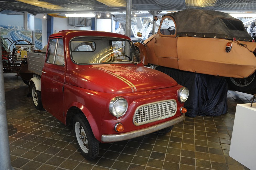 Příď dodávkové čtyřkolky z roku 1967 se inspirovala tehdy populárním designem Fiatu 500. Vystavený kousek sloužil jako služební auto v bance, kde ho evidentně neměli jak využít.