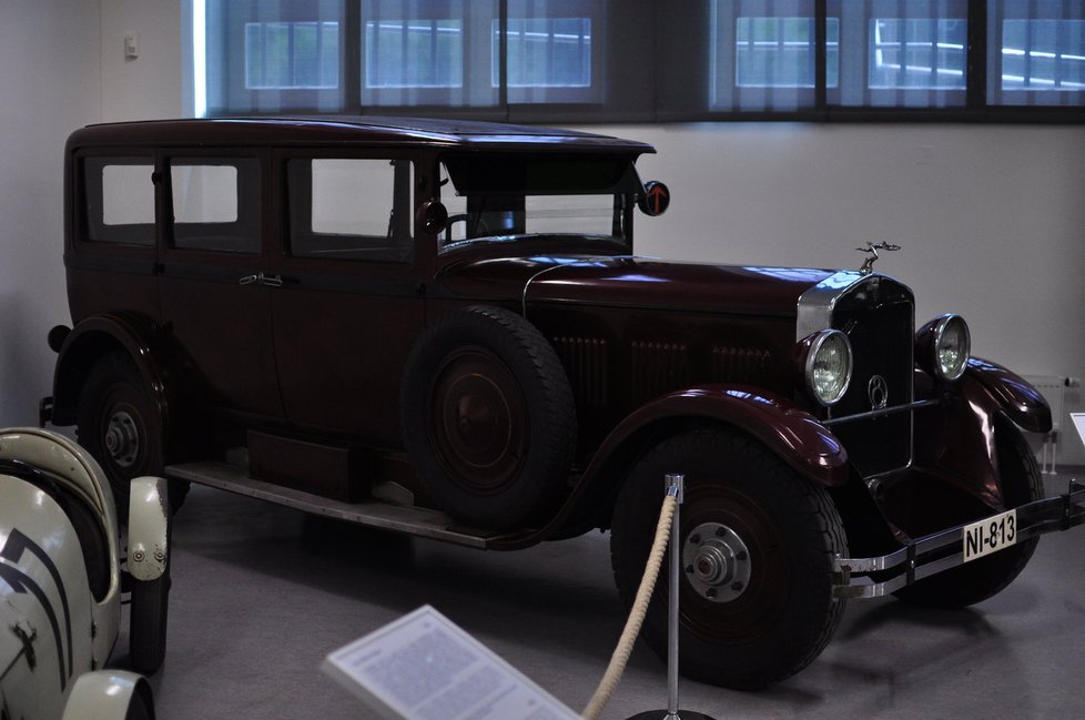 Praha Grand 8, vyrobená v roce 1929 patřila ve své době mezi luxusní vozy. S čtyřválcovým motorem dokázala jet až 110 km/hod.