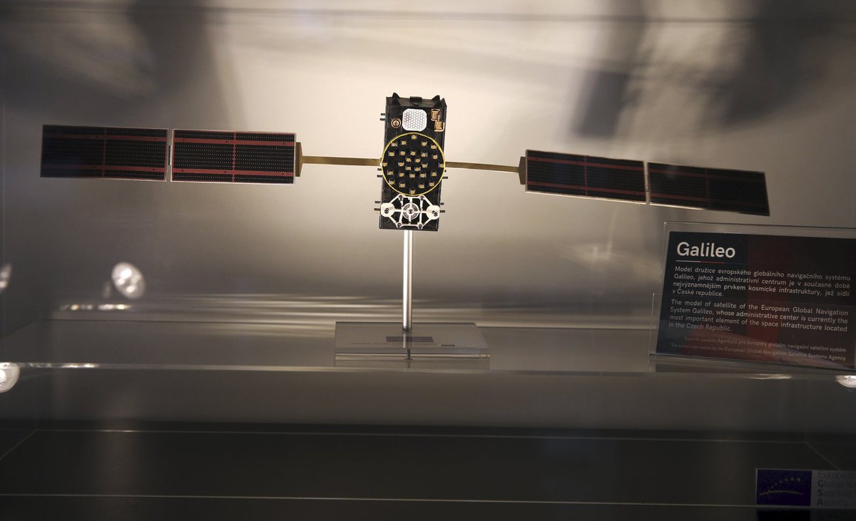 Zmenšený model jednoho ze satelitů systému Galileo.