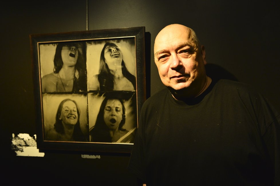 Přední český fotograf Petr Jedinák. Součástí výstavy Voayer je i jeho série fotografií žen při orgasmu.